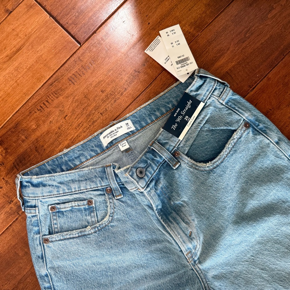 NWT Abercrombie & Fitch The 90’s Straight Curve Love Jeans in Medium Wash Denim - Picture 3 of 4